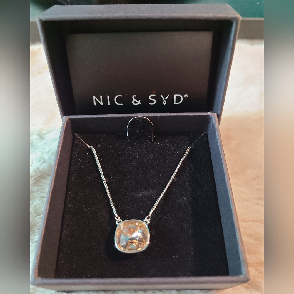 💎 Nic & Syd Pink Crystal Necklace